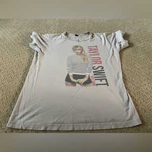 Taylor Swift White and Red Graphic Tee